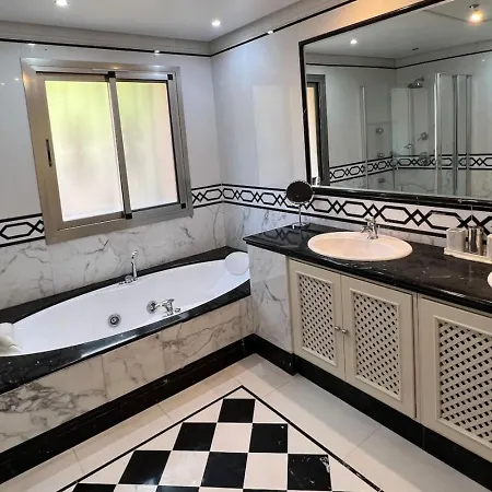 First Line Banus 4 Bed Sea Pool Apartmán *