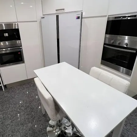 First Line Banus 4 Bed Sea Pool * 马尔韦利亚