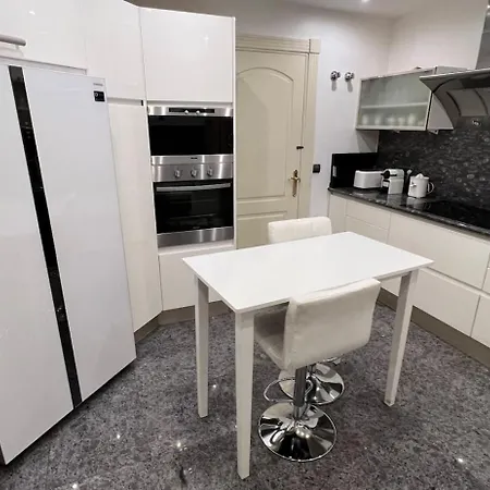 公寓 First Line Banus 4 Bed Sea Pool 马尔韦利亚
