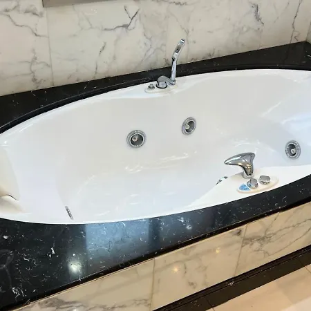公寓 First Line Banus 4 Bed Sea Pool