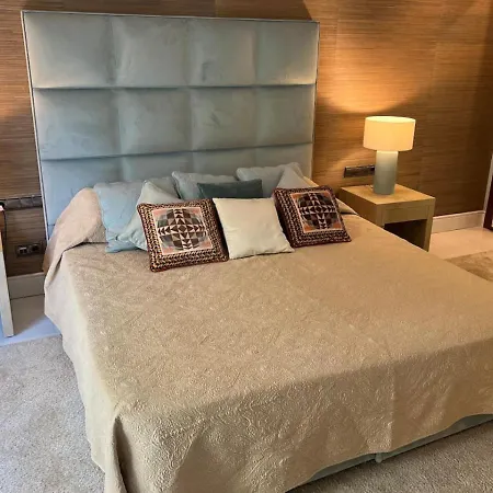 First Line Banus 4 Bed Sea Pool 公寓 马尔韦利亚