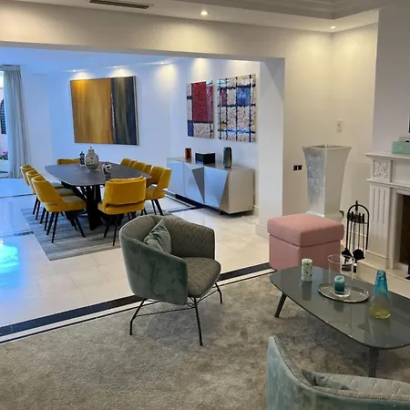 公寓 First Line Banus 4 Bed Sea Pool 马尔韦利亚