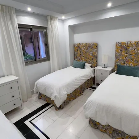 First Line Banus 4 Bed Sea Pool 马尔韦利亚