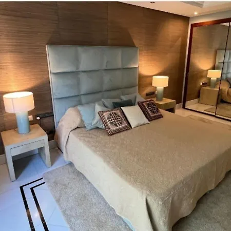 First Line Banus 4 Bed Sea Pool 马尔韦利亚