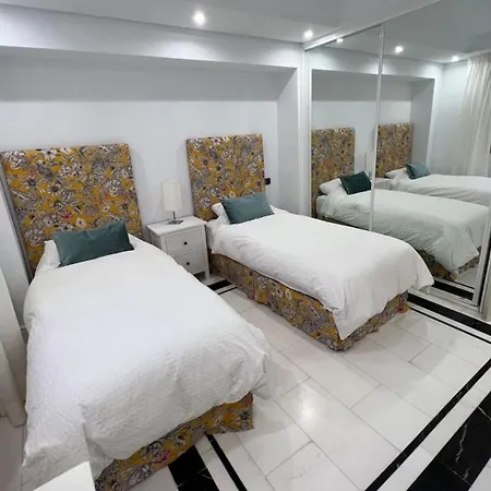 公寓 First Line Banus 4 Bed Sea Pool 马尔韦利亚
