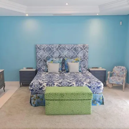 First Line Banus 4 Bed Sea Pool 马尔韦利亚