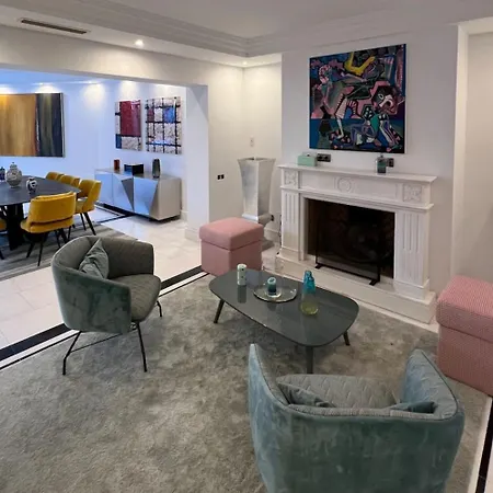 First Line Banus 4 Bed Sea Pool * 马尔韦利亚