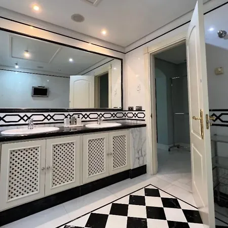 First Line Banus 4 Bed Sea Pool *