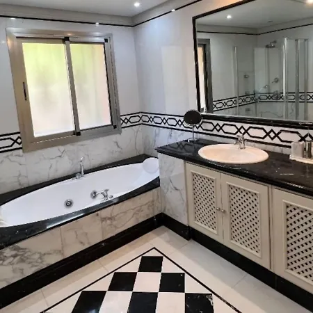 First Line Banus 4 Bed Sea Pool * 马尔韦利亚