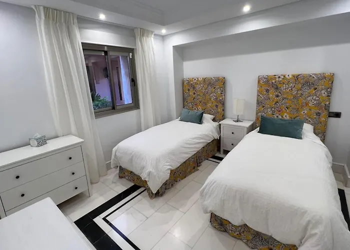 First Line Banus 4 Bed Sea Pool מארבלה