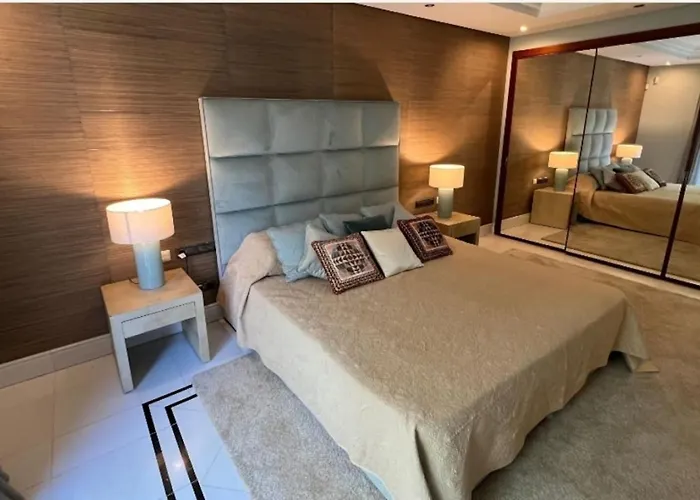First Line Banus 4 Bed Sea Pool מארבלה