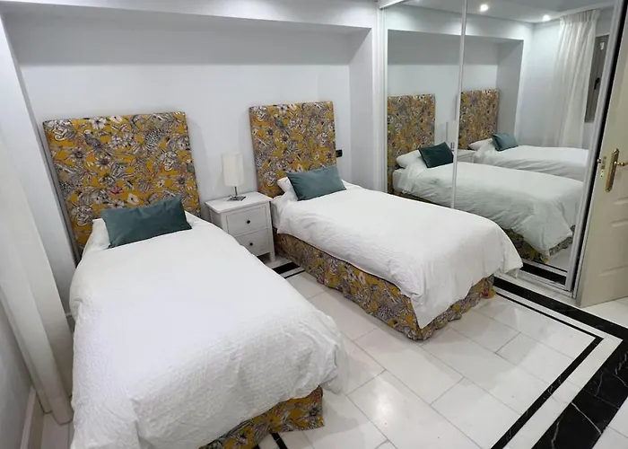 דירה First Line Banus 4 Bed Sea Pool מארבלה