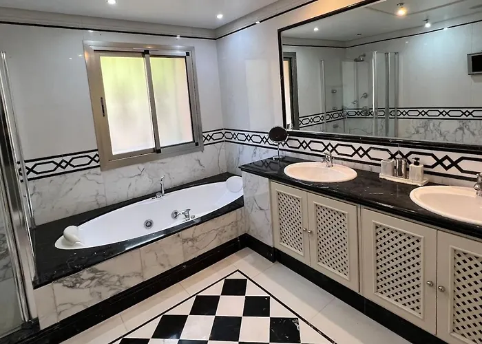 First Line Banus 4 Bed Sea Pool شقة *