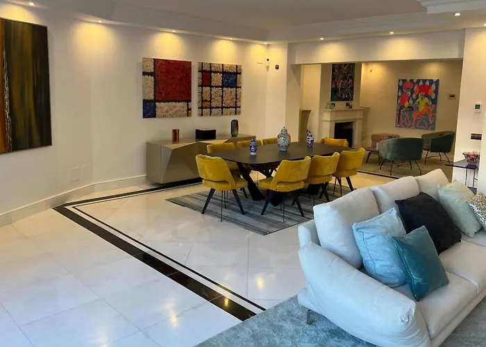 First Line Banus 4 Bed Sea Pool شقة