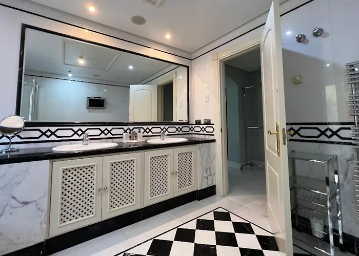 First Line Banus 4 Bed Sea Pool *