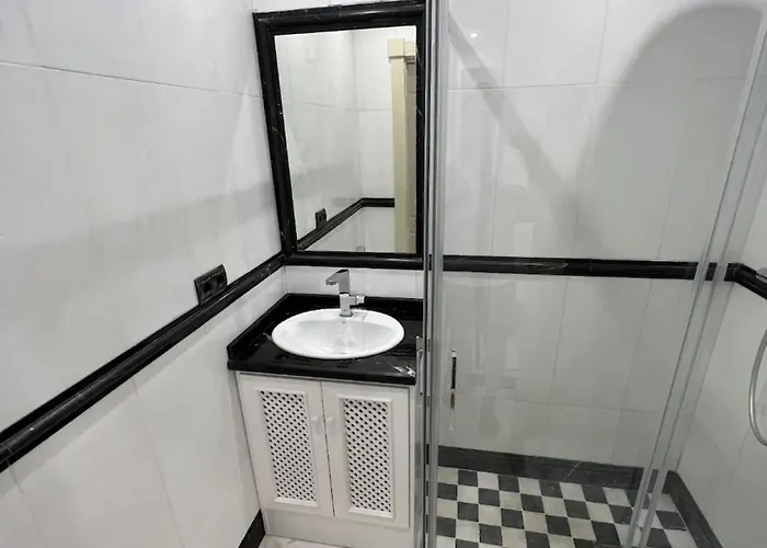 First Line Banus 4 Bed Sea Pool شقة