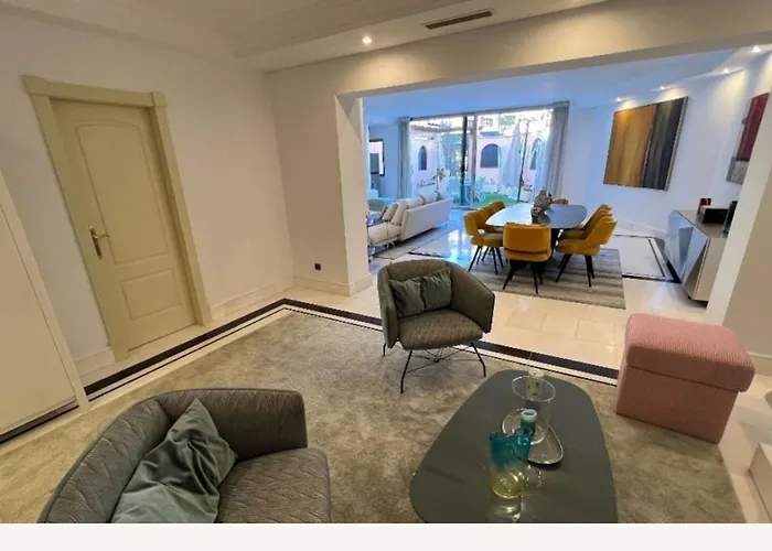 First Line Banus 4 Bed Sea Pool ماربيا