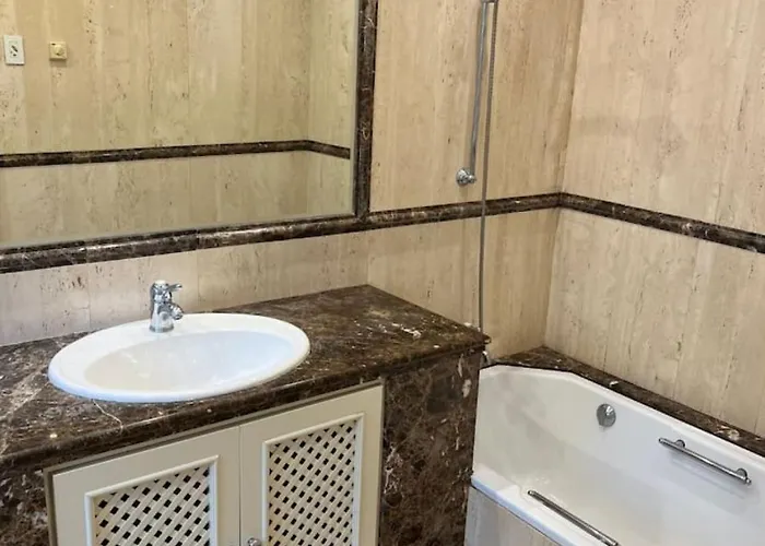 First Line Banus 4 Bed Sea Pool شقة